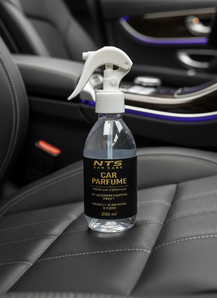 Ароматизатор за автомобил – Car Parfume 200 ml с пулверизатор, поставен върху кожена седалка в луксозен автомобилен интериор.