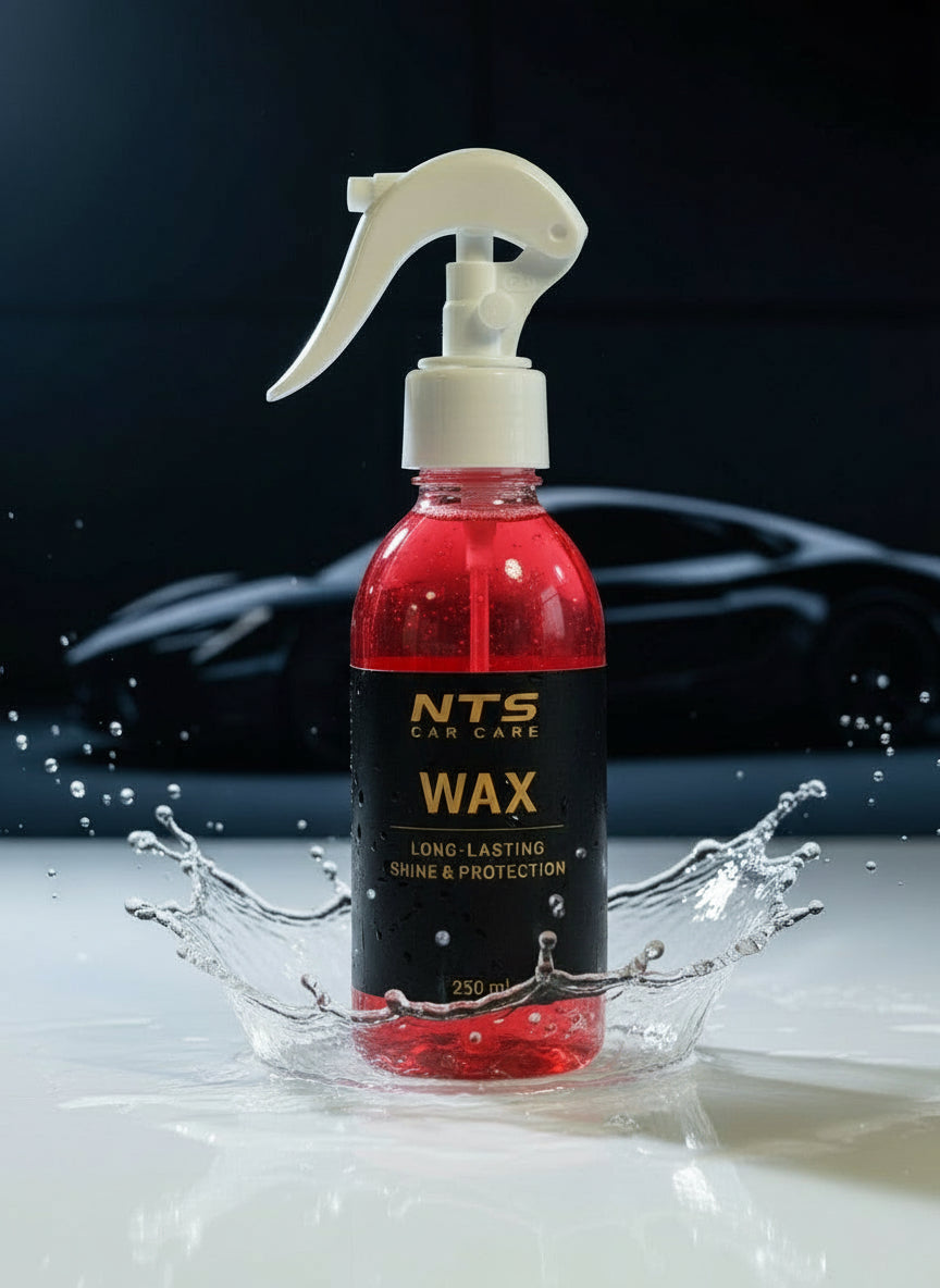 Вакса за след измиване – Car Wax в розова бутилка с пулверизатор, 250 мл, поставена в пръски вода, с фон на спортен автомобил. Идеална за блясък и защита на мокра повърхност.